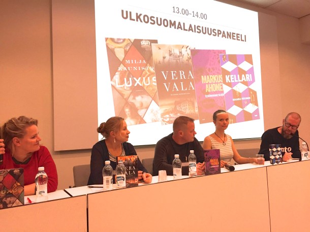 Kirjailijat Milja Kunisto, Vera Vala, Markus Ahonen ja Maaria Päivinen, haastattelijana Timo Forss. Kuva: Reeta / Les! Lue!