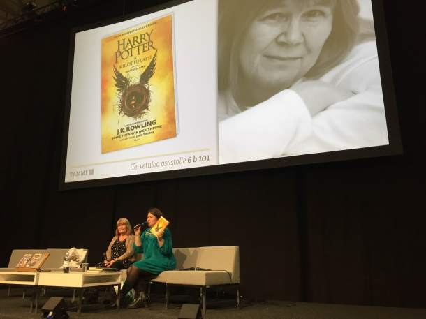 Kääntäjä Jaana Kapari-Jatta ja kustantaja Saara Tiuraniemi. Kuva: Reeta / Les! Lue!