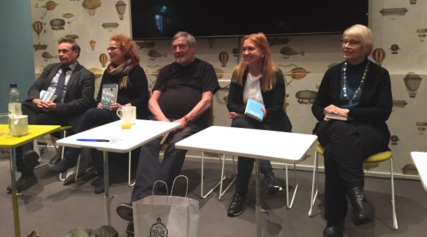 Hannu Mäkelä, Riitta Jalonen, Claes Andrsson, Anja Snellman ja Tuula-Liina Varis. Kuva: Reeta / Les! Lue!