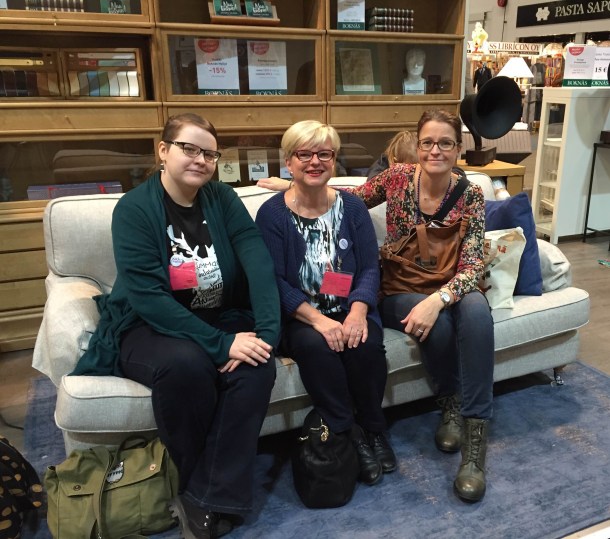 Niina Yöpöydän kirjat -blogista, Airi Kirsin Book Club -blogista ja Tanja Aina joku kesken -blogista. Kuva: Reeta / Les! Lue!